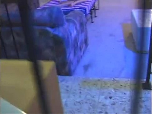 Jonge tiener door vader en vriend dubbel gepenetreerd
