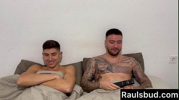 Jovencita latina recibe una dolorosa doble penetración de Rauls Bud y Brady Bud