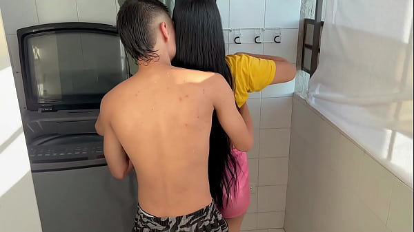 Mi pequeña hermanastra llega tarde después de una fiesta y la follo duro hasta venirme en su culo. H.L.