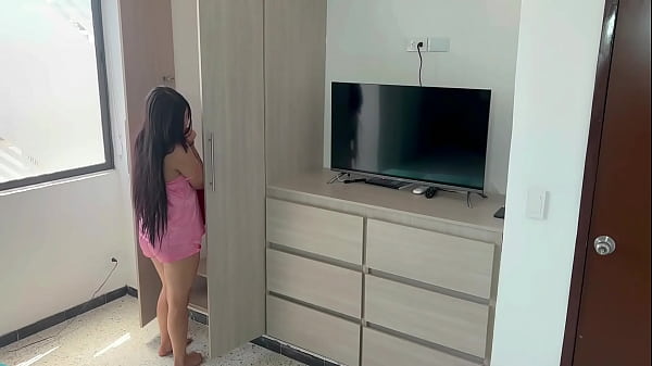 Mi pequeña hermanastra quiere descubrir que es sentir una polla en su coño. Me le vengo adentro de su coño.