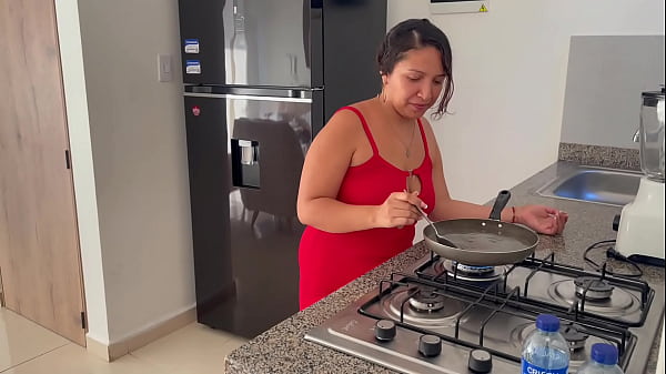 Ayudo a mi pequeña hermanastra con sus clases de cocina y terminamos follando bien rico y duro.